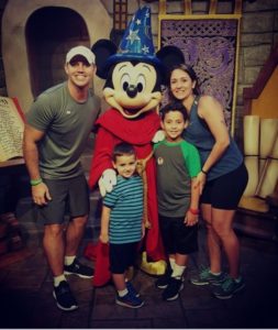 Família tirando foto com o Mickey