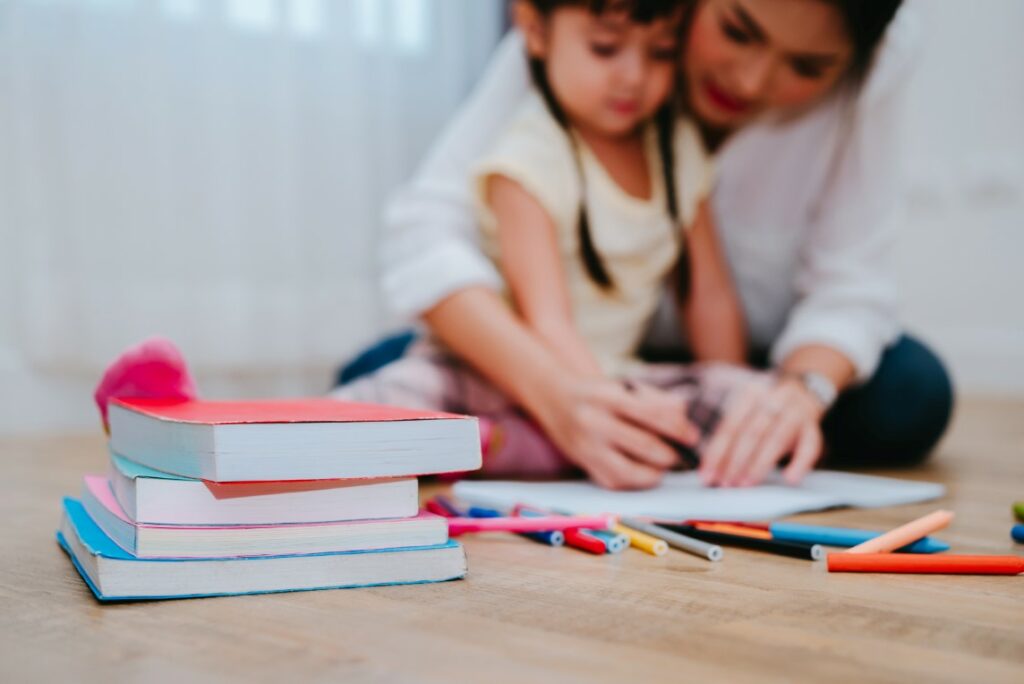 Mãe estudando com a filha