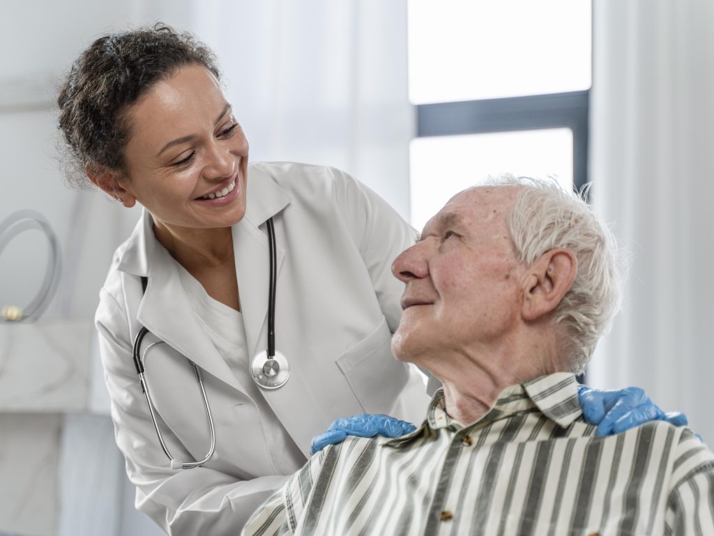 enfermeira cuidando de um idoso