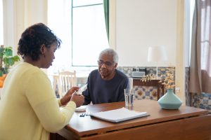 contratar um cuidador de idosos