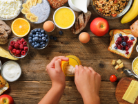 Mesa com diversos alimentos