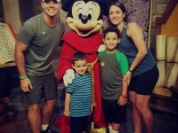 Família tirando foto com o Mickey