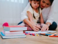 Mãe estudando com filha