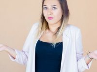 Mulher fazendo gesto de dúvida