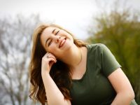 Mulher com cara de Feliz